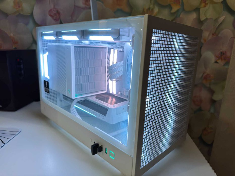Компактный игровой ПК Ryzen 9 9700X/RTX 5070 ICE/32GB White Edition