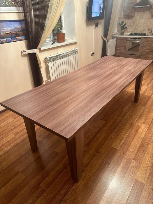 Новый коричневый стол для кухни для зала