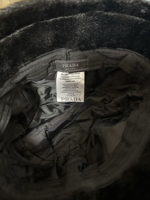 Зимна шапка Prada