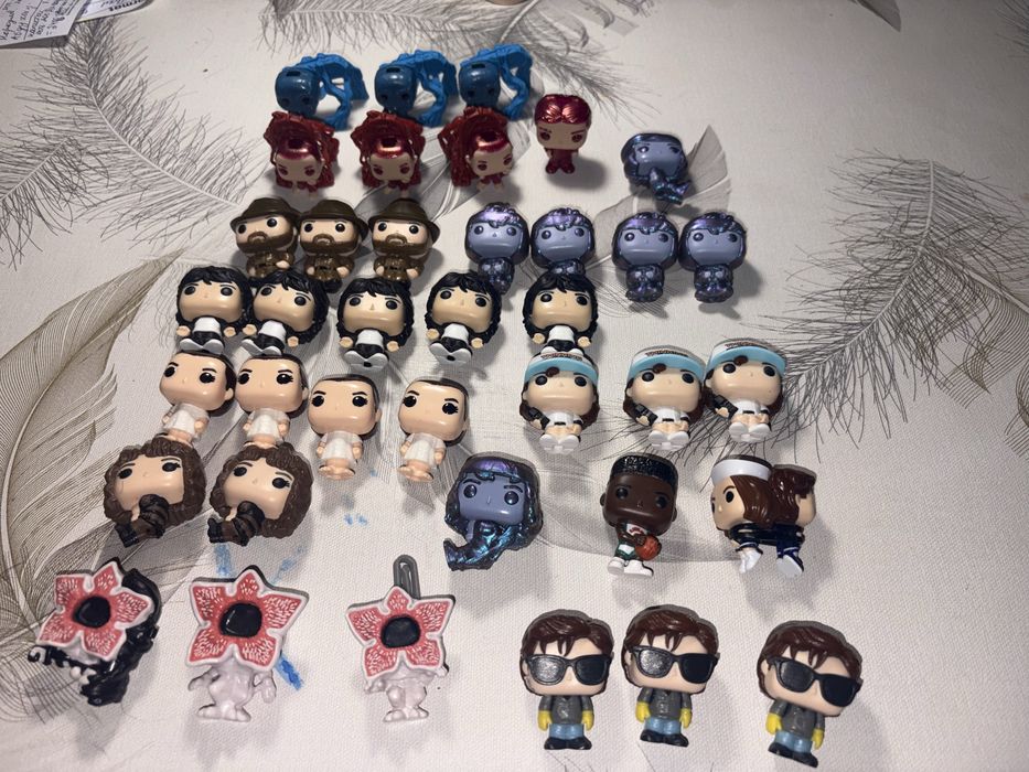 Продаю повторки из киндера очень странные дела