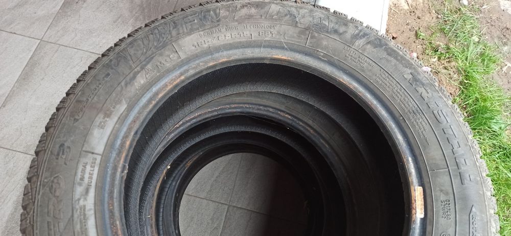 Cauciucuri de iarnă Dacia Logan , mărime 185/65r/15, utilizate o iarnă