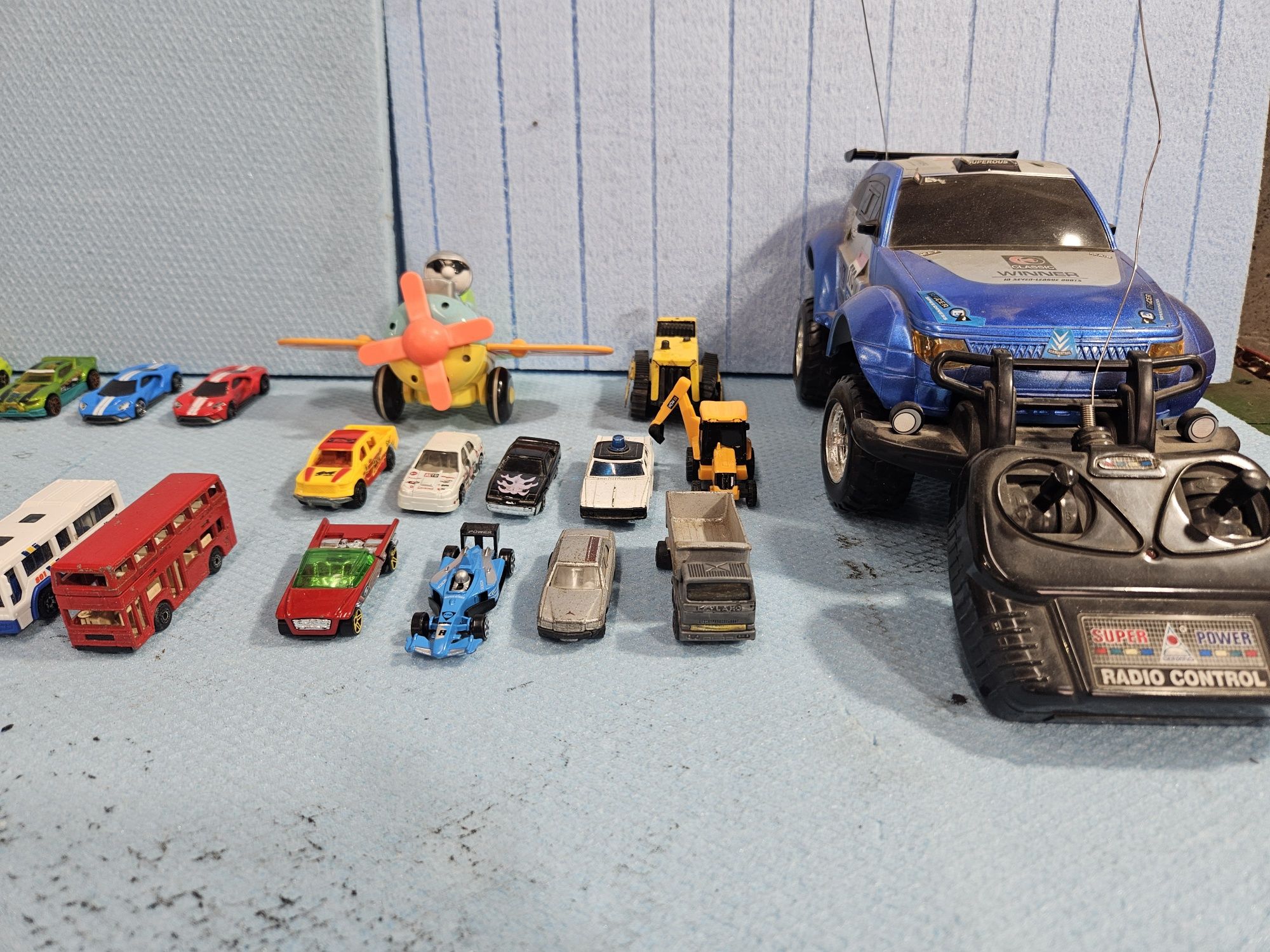 Метални и пластмасови играчки. Machbox Hot Wheel и др.