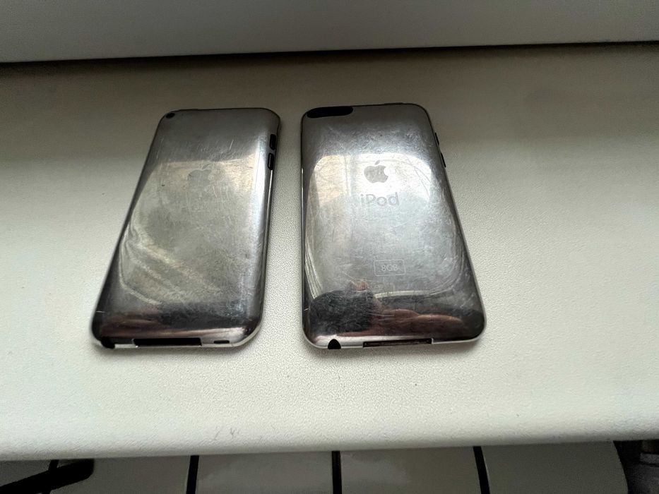 2 bucati iPod - uri capacitate 8 Gb