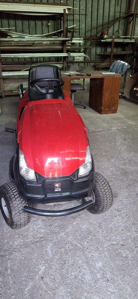 Tractoras de tuns gazonul