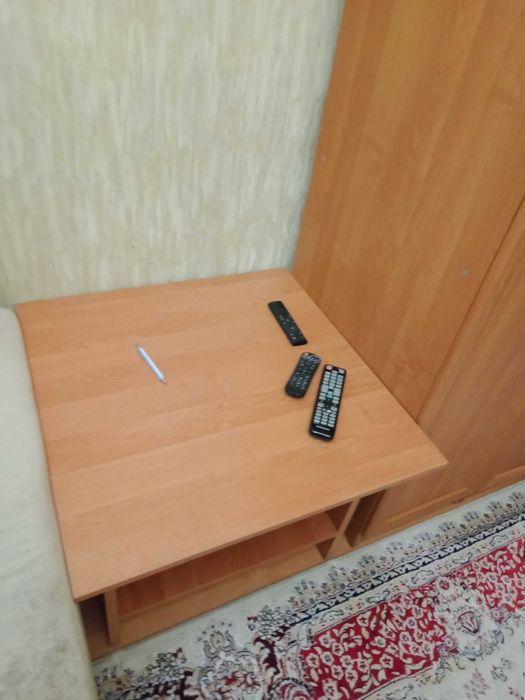 журнальный столик, двухуровневый, размеры 70×70×56.