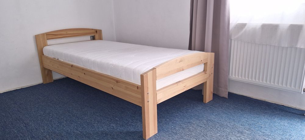 Pat din lemn 90/200 cm.cu somieră și saltea