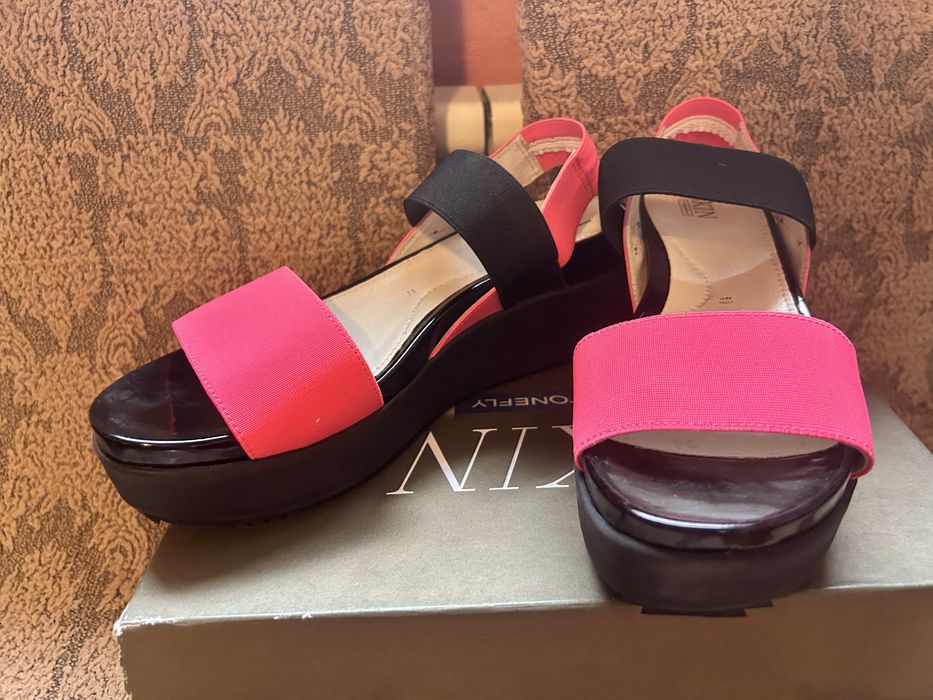 Ярко розови сандали