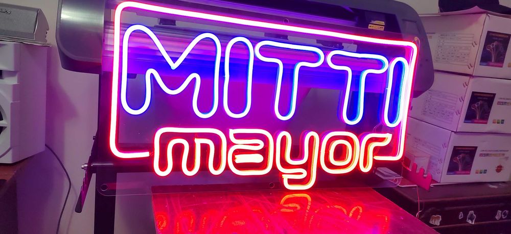 Неониви вывески.