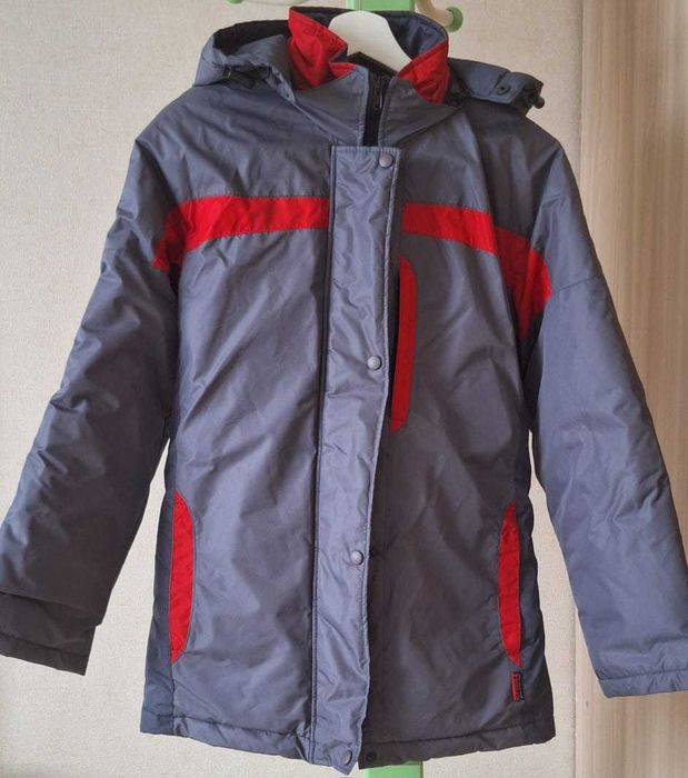 Продам зимнюю женскую куртку с капюшоном