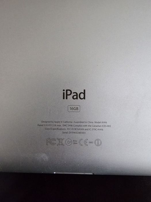 Vând ipad cu încarcatorul original