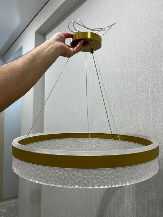 Продам люстру в отличном состоянии