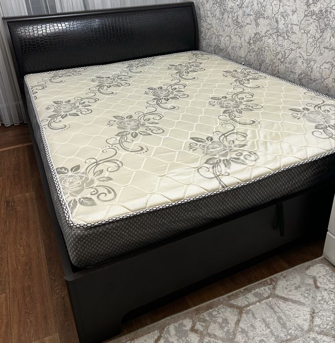 Продам двуспальную кровать , в отличном состоянии