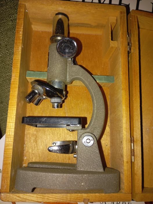 Микроскоп за учебни и научни цели