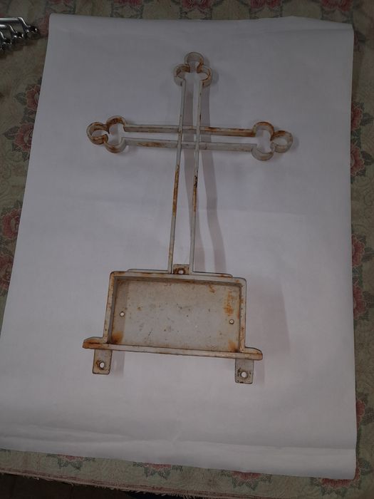 Cruce metalica - monument funerar//