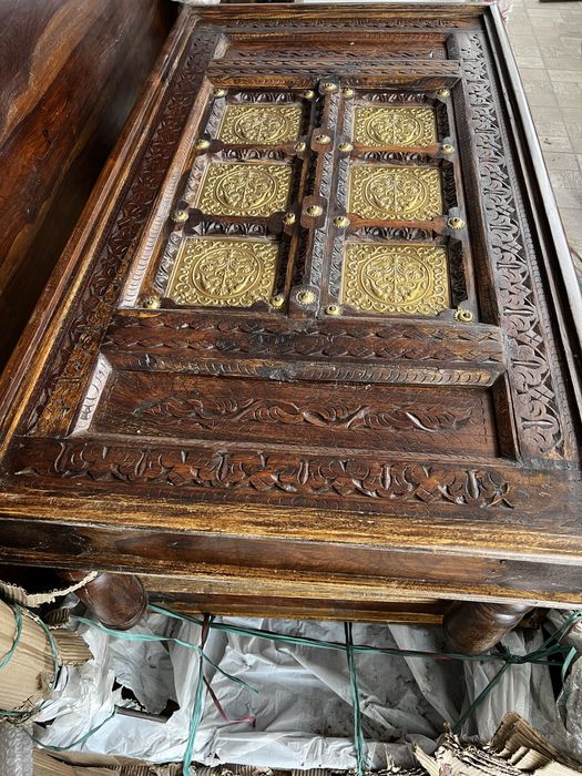 Masa de cafea din lemn sculptat cu insertii metalice