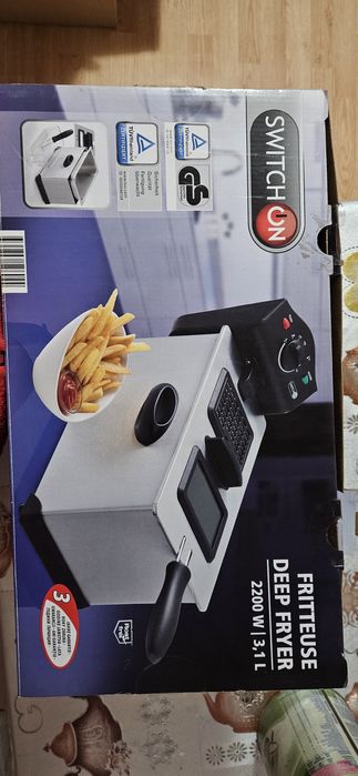 Vând friteuza electrică nefolosită