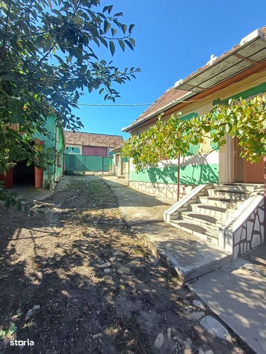 Casa de vanzare la tara in sat Mandra
