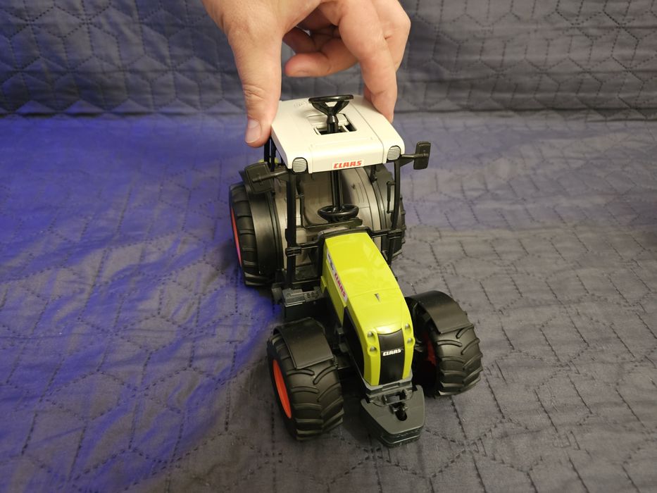 Tractor Bruder pt copii, model Class Nectis 267F