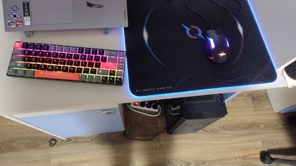 Vând laptop Lenovo în stare perfecta folosit doar o luna