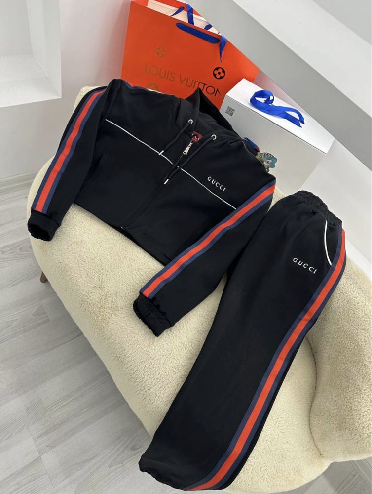 ПРОМО ! Продавам дамски екипи Ami i Miu Miu