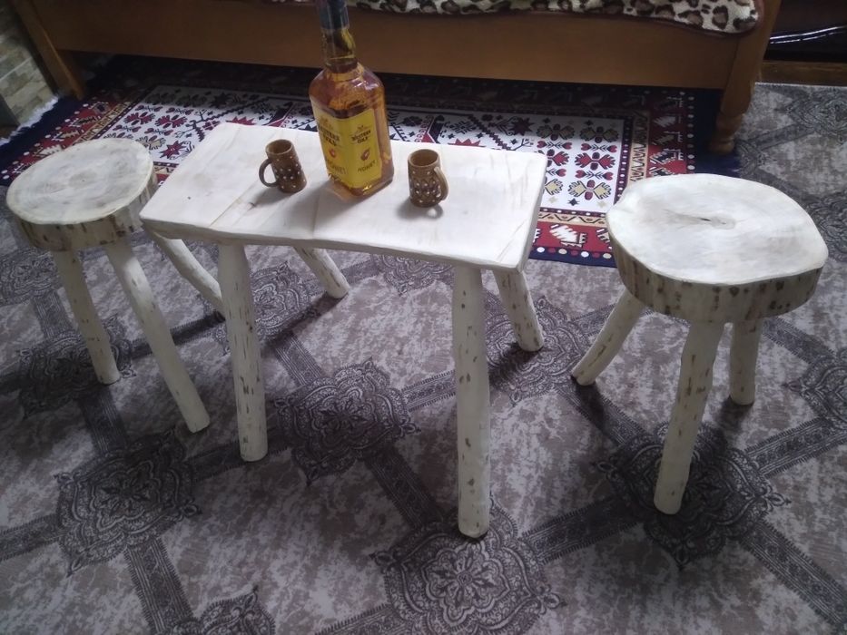 Măsuță țărănesc.inălțimea 55.cm cu 2 scaunele lemn de nuc