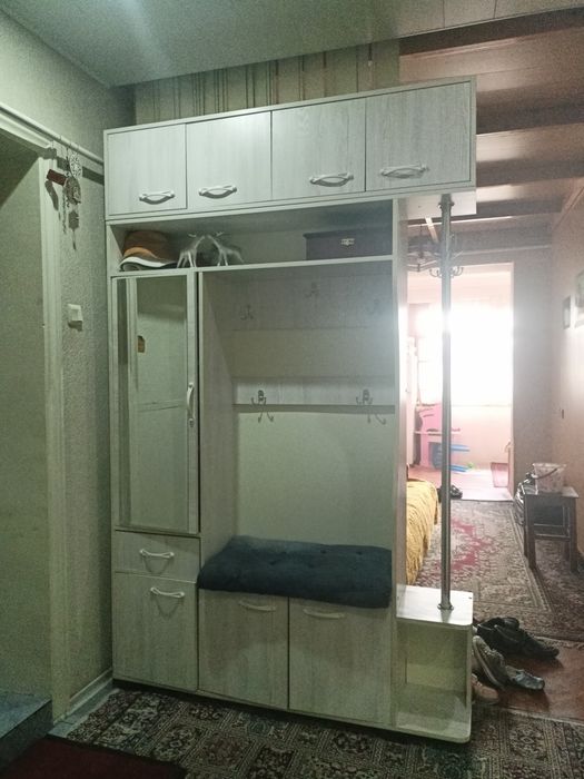 Shkaf prixoshka matrasi bilan