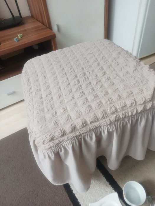 Подарявам две табуретки