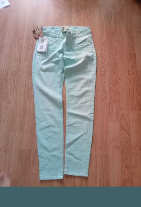 Pantaloni noi cu etichetă