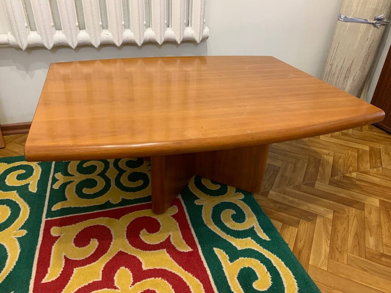 Продам журнальный столик из массивного дерева, отличного качества.