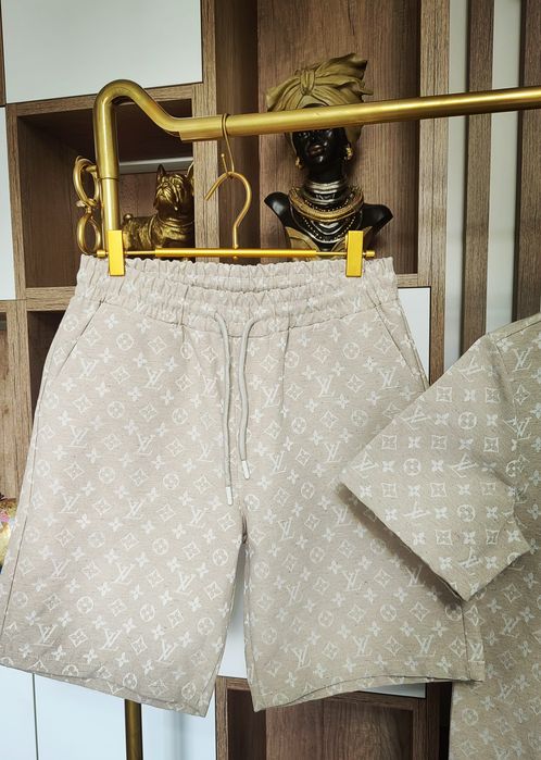 Compleu bărbați Louis Vuitton . Am toate mărimile.