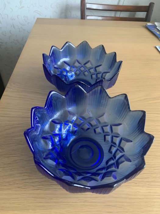 Тарелки, чаши, салатницы, набор столовых приборов