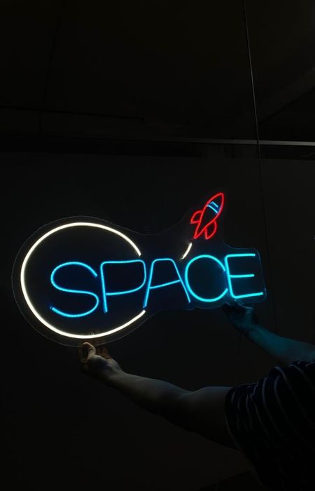 Неоновая вывеска