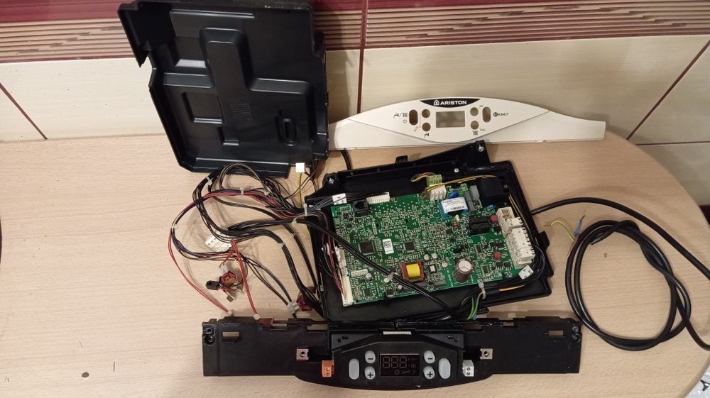 Placă  Electronică  centrală termică Ariston  Cares Premium EU2