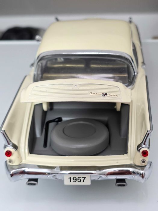 Macheta Auto 1/18 Motor City Classics 1957 Studebaker Golden Hawk