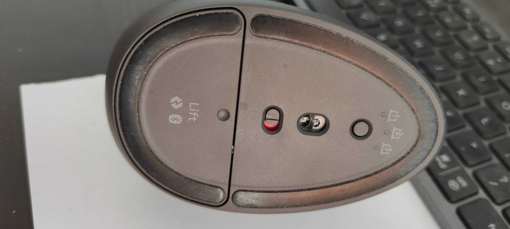 Mouse Logitech Lift vertical mana dreapta