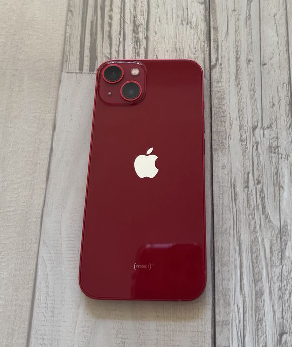 iPhone 13 червен телефон