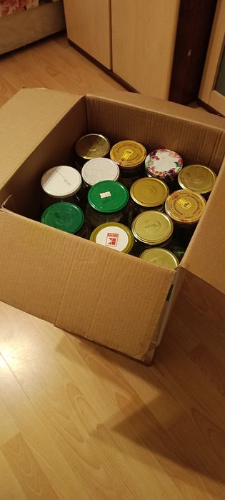 44 броя буркани с винт от който 1 е омния