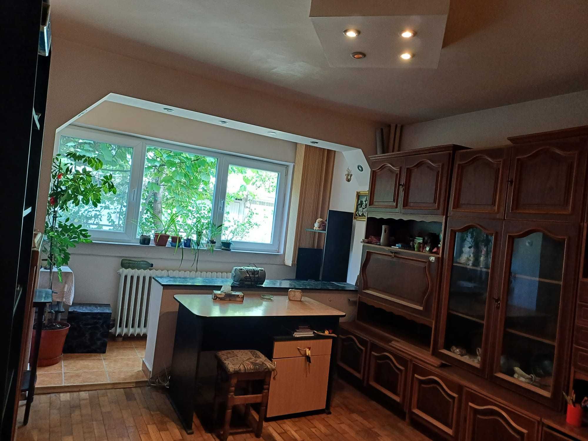 Dacia de inchiriat apartament cu 2 camere la parter decomandat
