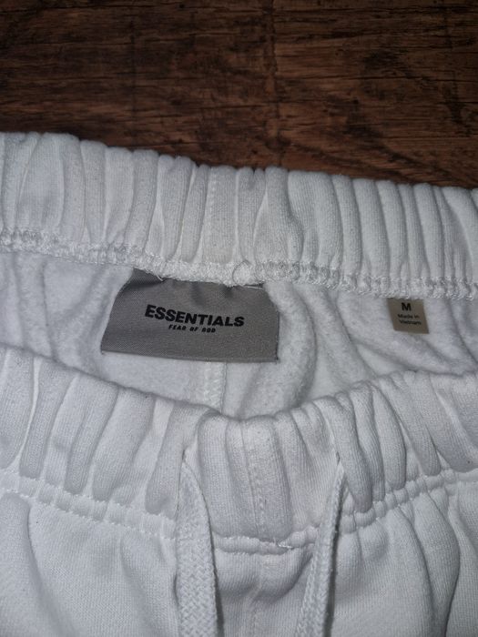 Pantaloni scurti-essentials