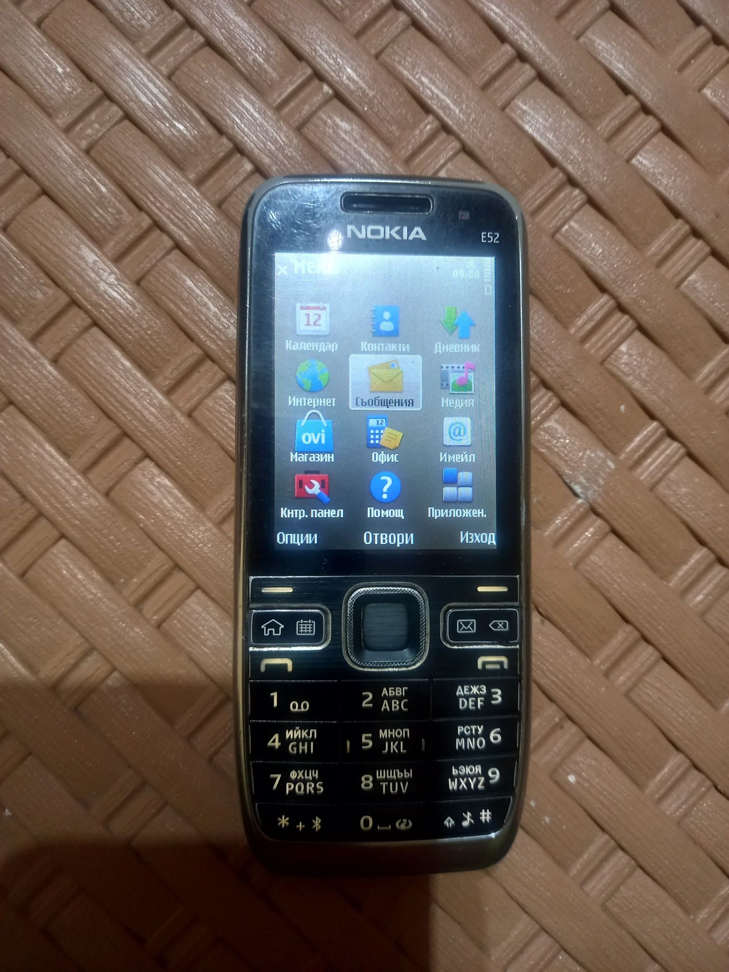 Телефон Nokia E52 бг меню