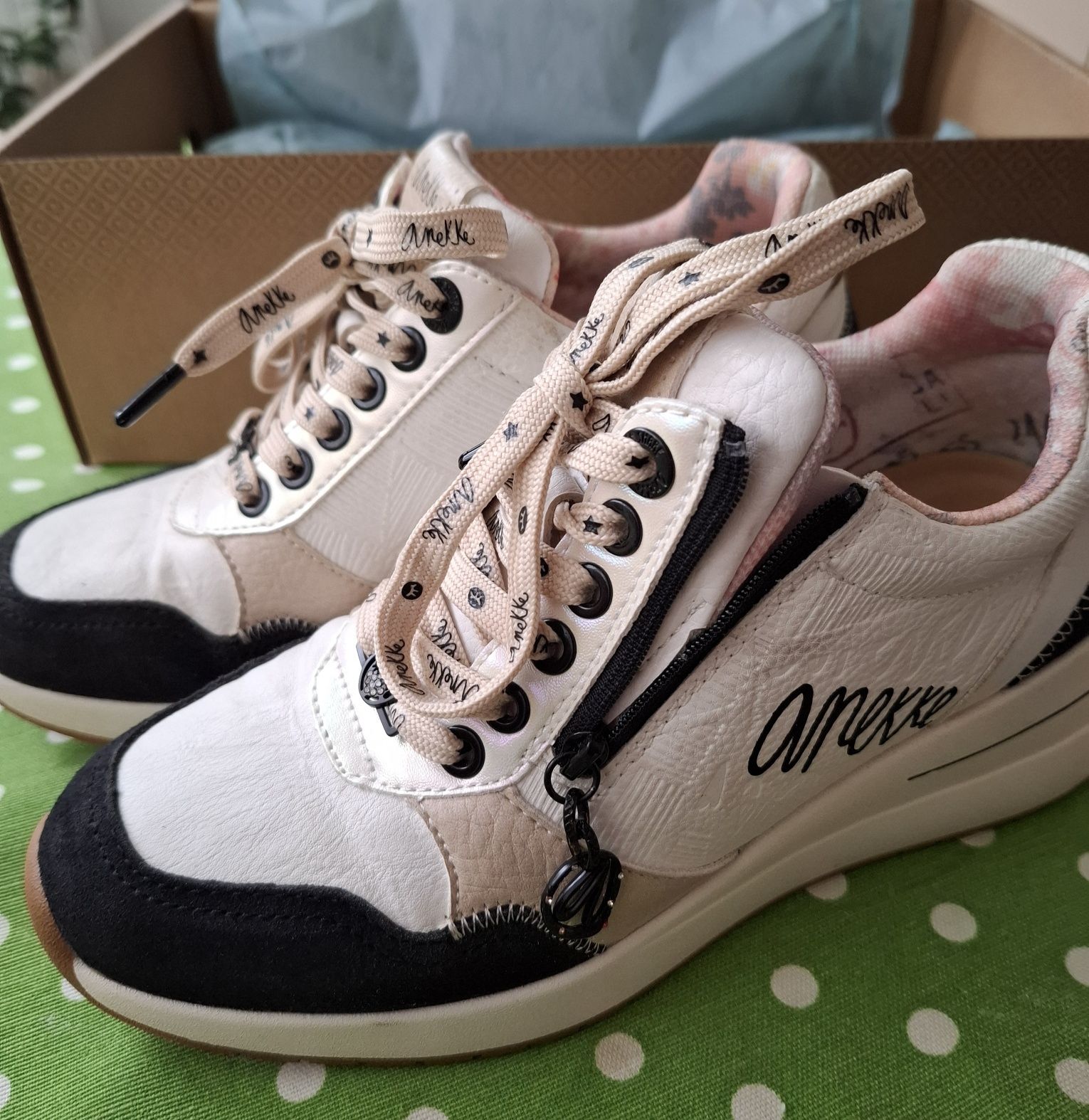Sneakers  Anekke