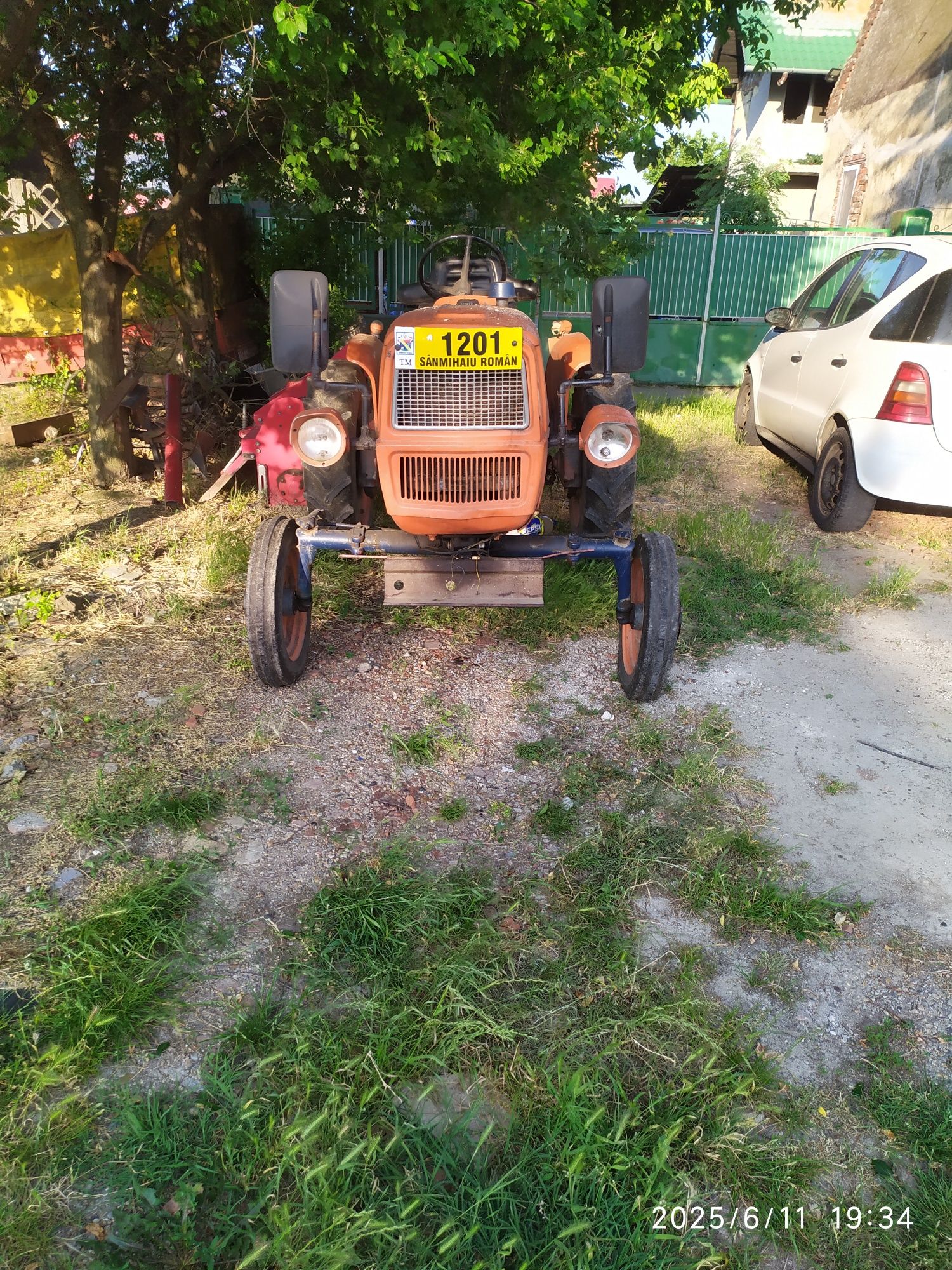 Vând tractoraș FIAT 25 de caii cositoare plus plug