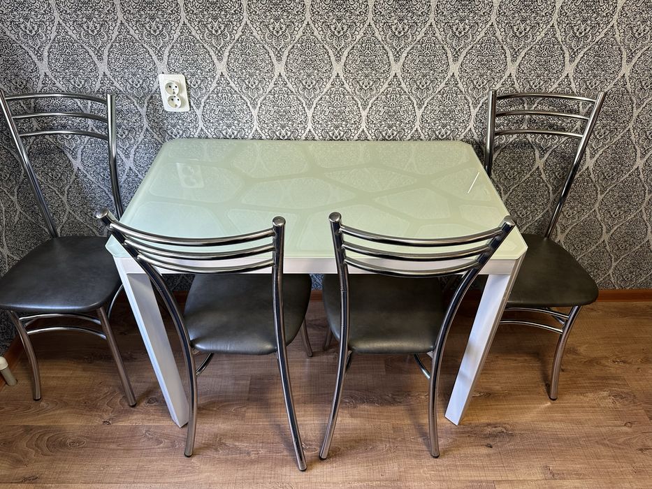 Продам кухонный стол и стулья.