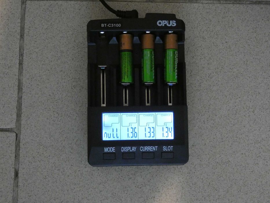 Интелигентно зарядно за акумулаторни батерии NiMH, NiCd, Li-ion