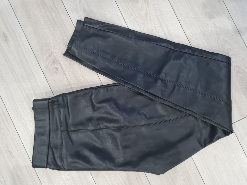 Vand pantaloni din piele ecologica.