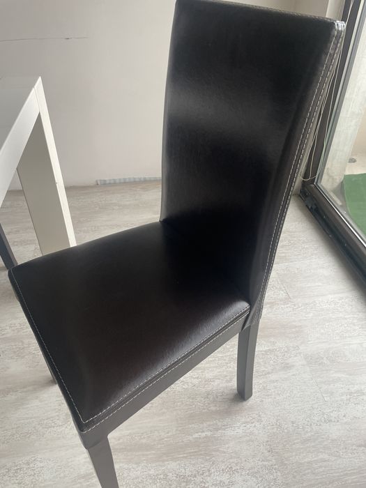 Бяла маса за хранене лак със 6бр кожени кафяви столове