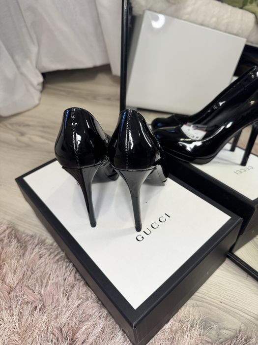 Pantofi lacuiti stiletto cu varf rotund negri lacuiti Zara marimea 36