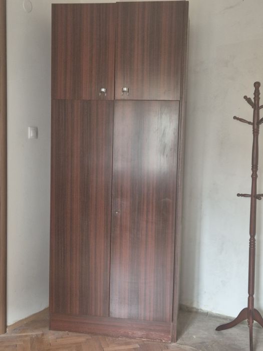 Подарявам гардероб, библиотека и ъглово барче