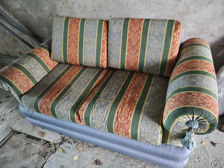 Разтегателен диван (става на легло). Размери 170х90см