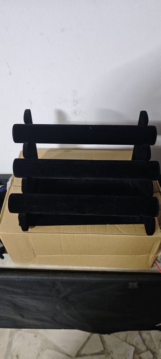 Support bratari invelit in catifea